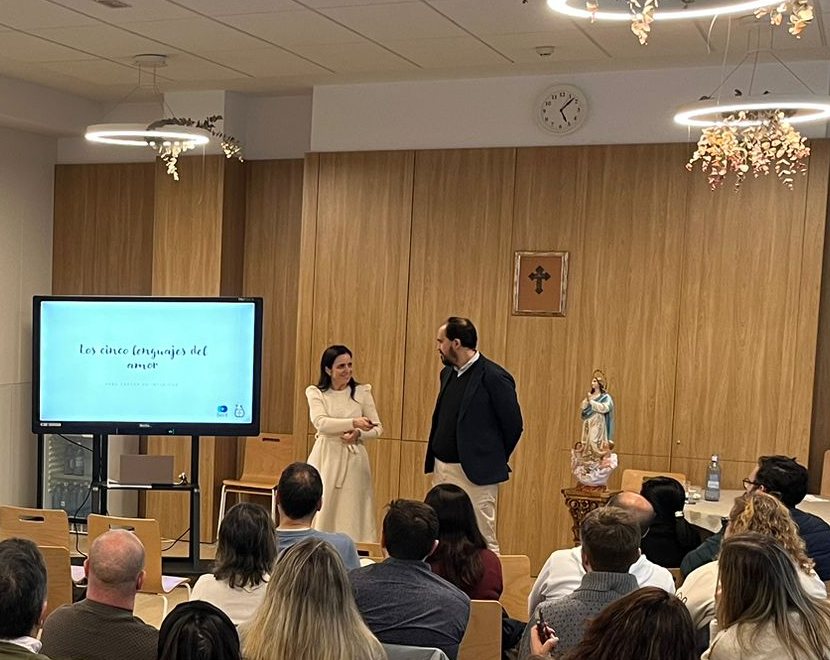 Un matrimonio impartiendo una de las sesiones del programa Berit ante un grupo de matrimonios